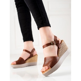 Clowse Lätta sandaler på en kilklack brun 1