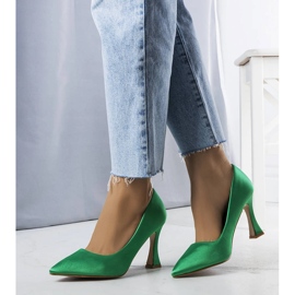 Gröna pumps med timglasklack från Otto 1