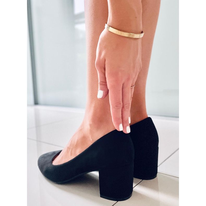 Lågklackade pumps från Louise Black svart 1