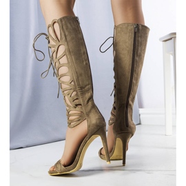 Gröna sandaler med en dekorativ ovandel från Julio 1