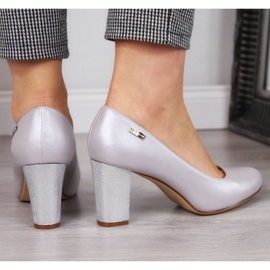 Pumpar på en silverpärla Sergio Leone stolpe 2