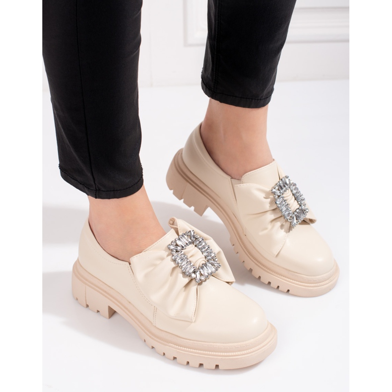 Beiga dambrogues med rosett från Shelovet beige 1