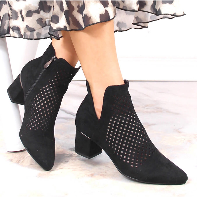 Svarta genombrutna mockastövlar för kvinnor Vinceza 10892 1