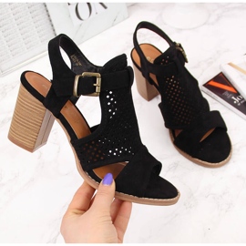 Damsandaler byggda på en svart eVento-stolpe 2