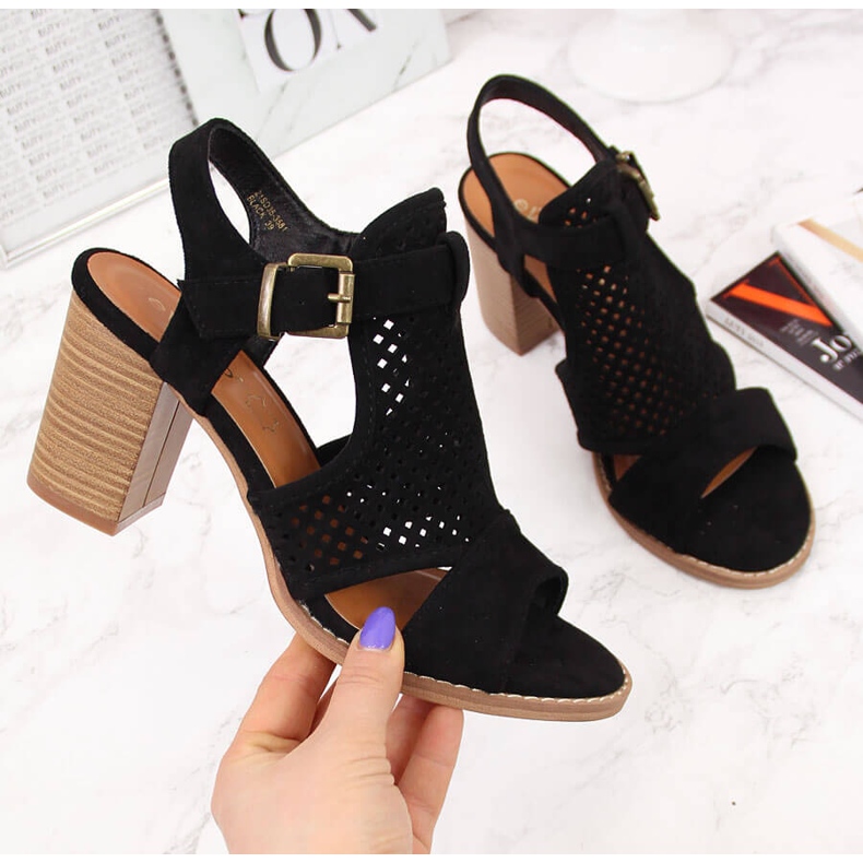 Damsandaler byggda på en svart eVento-stolpe 2