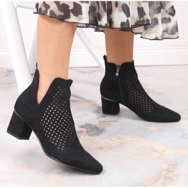 Svarta genombrutna mockastövlar för kvinnor Vinceza 10892 2