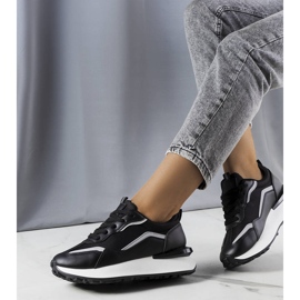 Svarta sneakers på Ada-plattformen 1