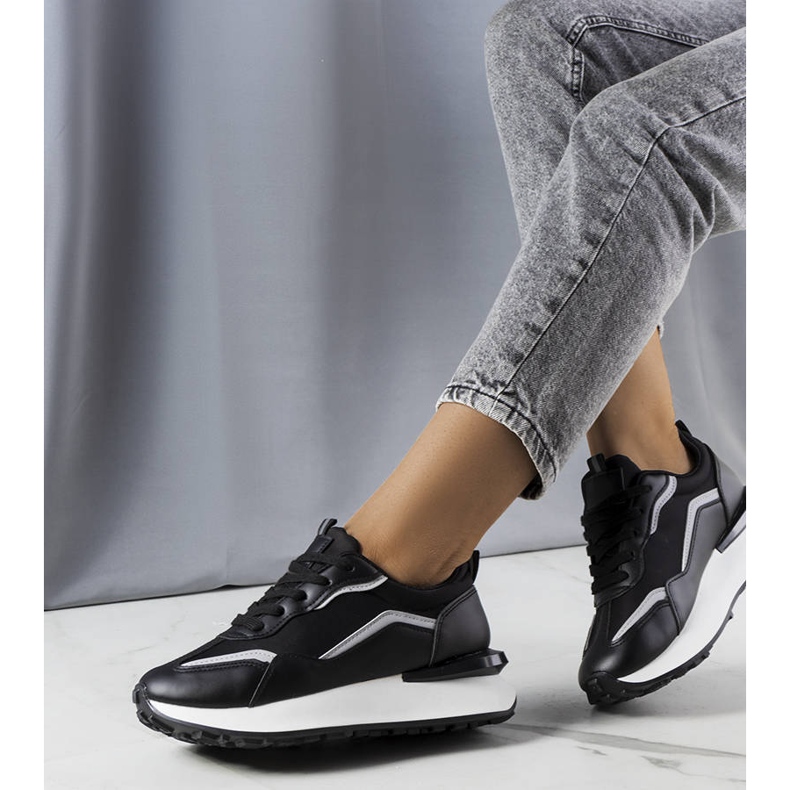 Svarta sneakers på Ada-plattformen 1