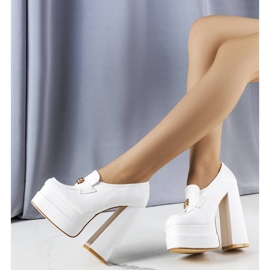 Vita pumps på ett chunky block från Janie 1