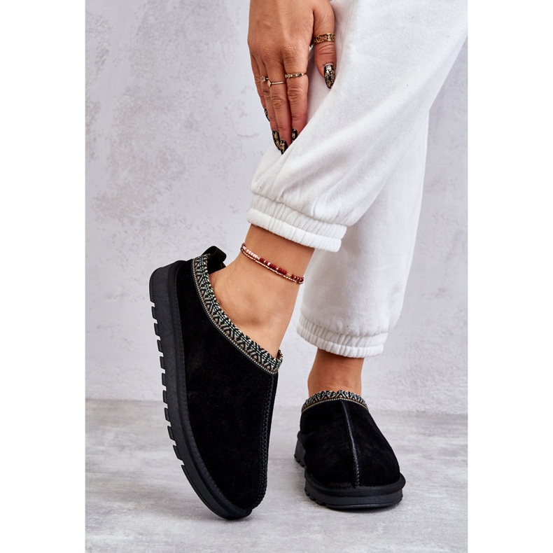 Kvinnors mocka tofflor med päls och broderi svart 2