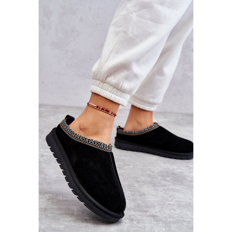 Kvinnors mocka tofflor med päls och broderi svart 3