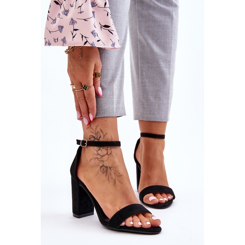 PS1 Klassiska svarta Amina mockaklacksandaler 1