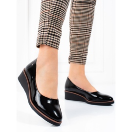 Vincezas svarta wedge pumps för kvinnor 1