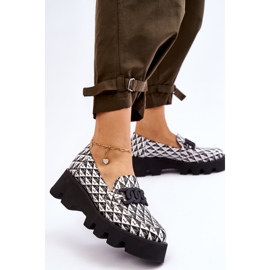 Loafers på en enorm plattform Laura Messi 2601 svart och vit 2
