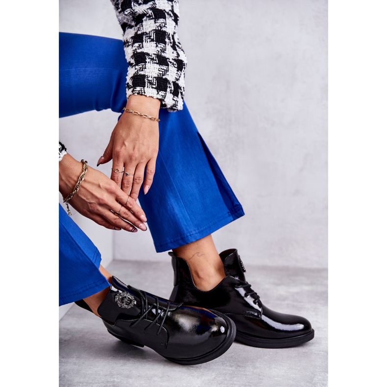 Vinceza Lackade snörstövlar med urskärningar Svart Fabiana 3