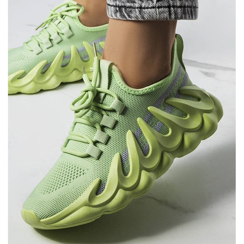 Gröna sneakers på en fashionabel Beth-sula 1