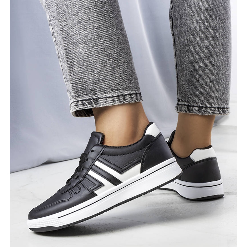 BM Svarta sneakers med vita inlägg från Olympia 1