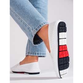 Genombrutna slip-on loafers för kvinnor vita Shelovet 1