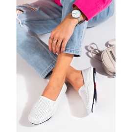 Genombrutna slip-on loafers för kvinnor vita Shelovet 2