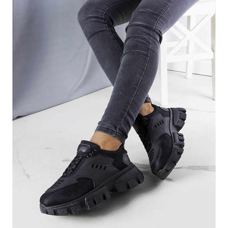 BM Svarta sneakers på en massiv Inez-sula 1