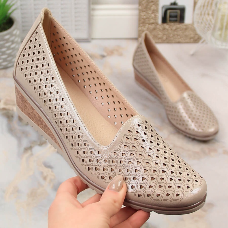 Damskimrande beige genombrutna kilskor Potocki SZ12018 2