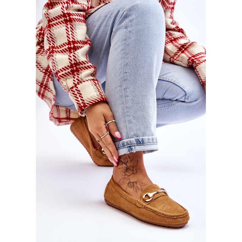 Klassiska Loafers i mocka med kamelutsmyckning Arla brun 2