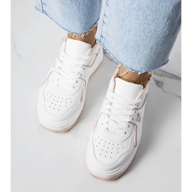 Vita och rosa sneakers på Lepage-plattformen 1