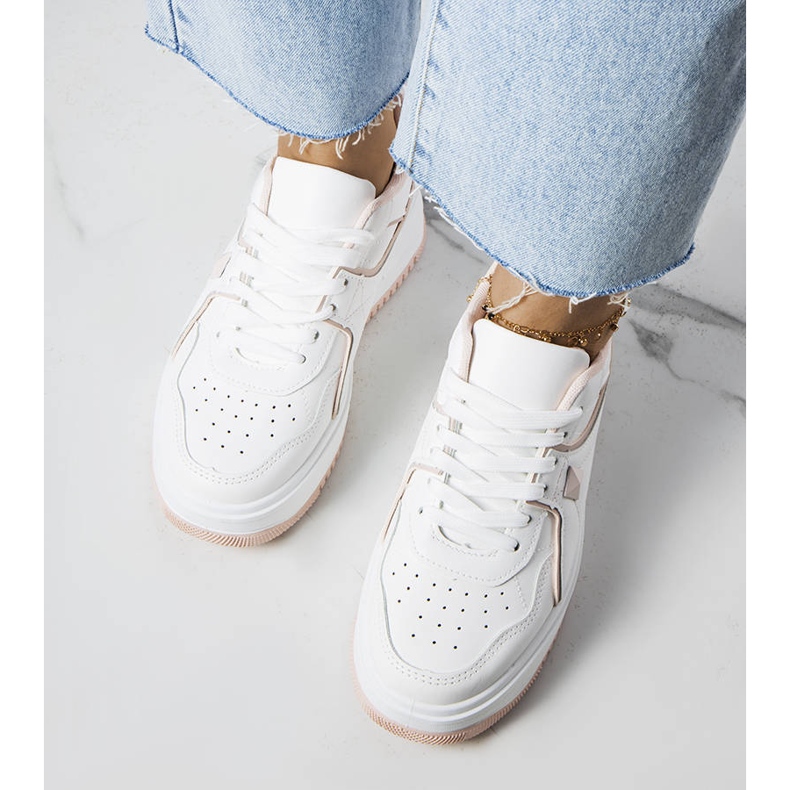 Vita och rosa sneakers på Lepage-plattformen 1