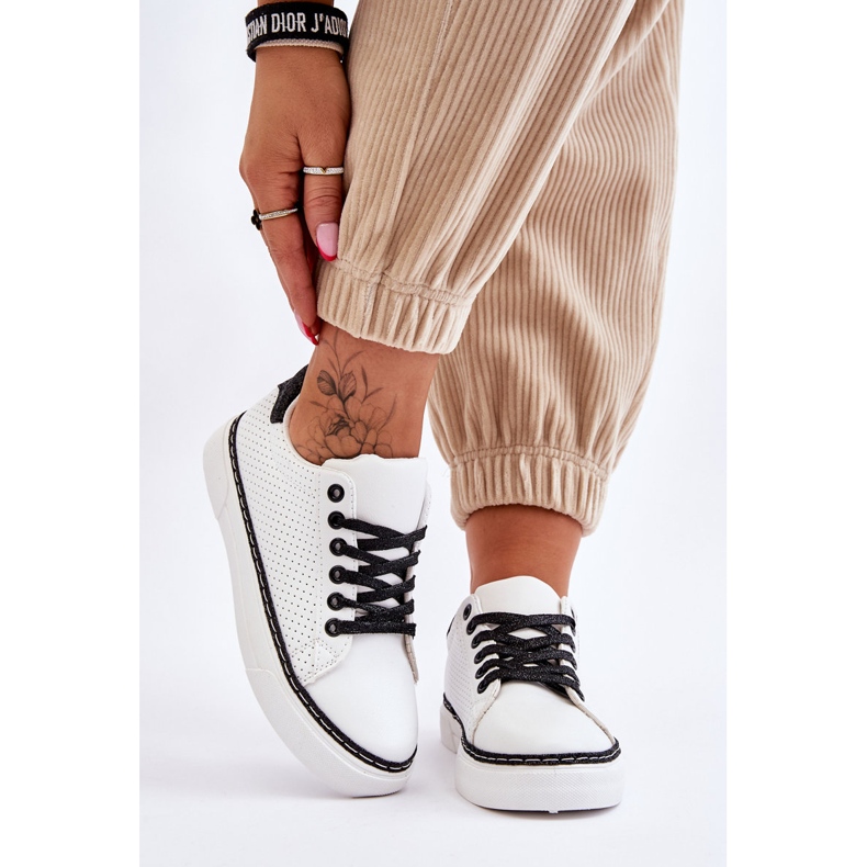 BM Låga perforerade sneakers för kvinnor Vita och svarta Daxton 1