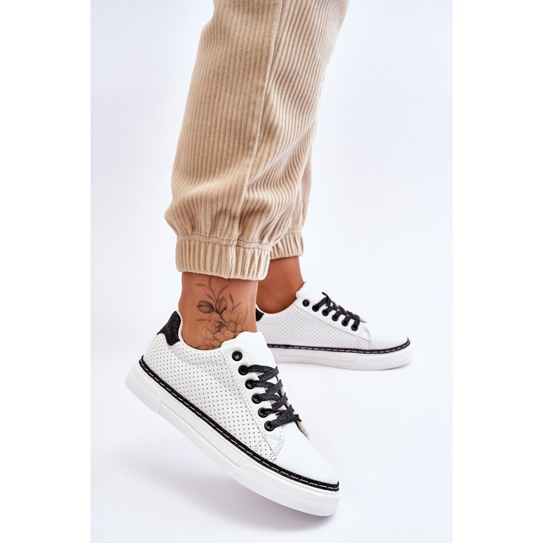 BM Låga perforerade sneakers för kvinnor Vita och svarta Daxton 2