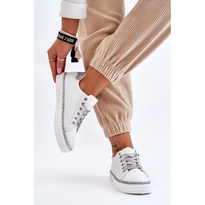 BM Låga perforerade sneakers för kvinnor Vita och Silver Daxton silver- 2