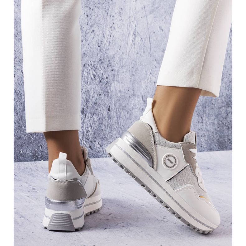 BM Vita sneakers med glitterinlägg från Léves 1