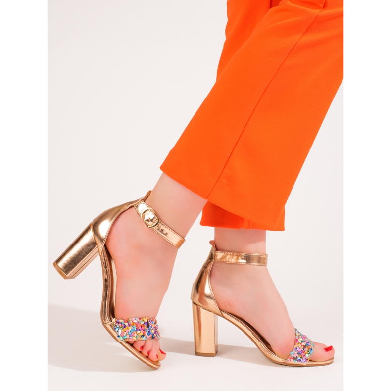 Eleganta sandaler med guldpärlor från Shelovet gyllene 1