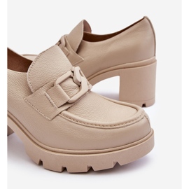 Lemar Eleganta skor på en pelare med en beige Harmell-dekoration 1