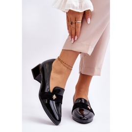 Vinceza Svart lackläder pumpar med låg klack med utsmyckning Doria 1