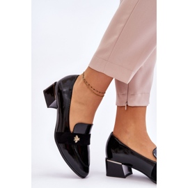 Vinceza Svart lackläder pumpar med låg klack med utsmyckning Doria 2