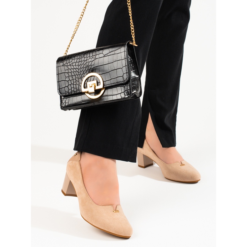 Elegant mocka dampumps på en lågklackad Vinceza beige 1