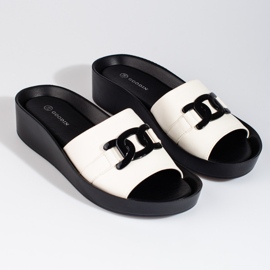 Vita damtofflor på Shelovet-plattformen 1