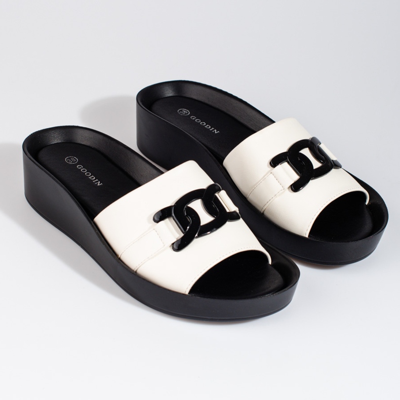 Vita damtofflor på Shelovet-plattformen 1