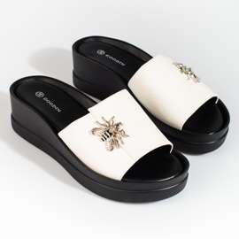 Kvinnors vita tofflor på en bekväm Shelovet-kil 1