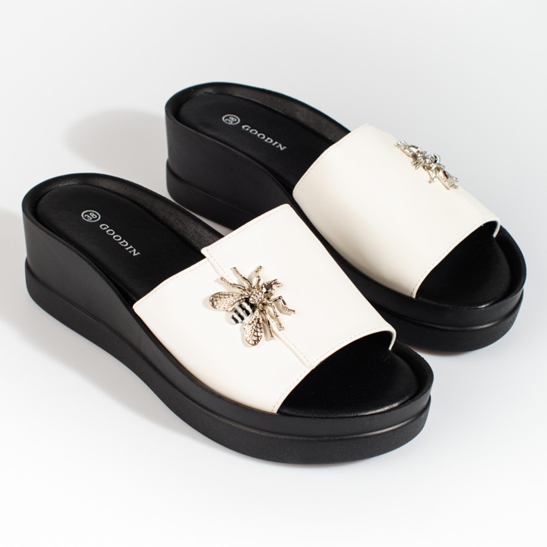 Kvinnors vita tofflor på en bekväm Shelovet-kil 1