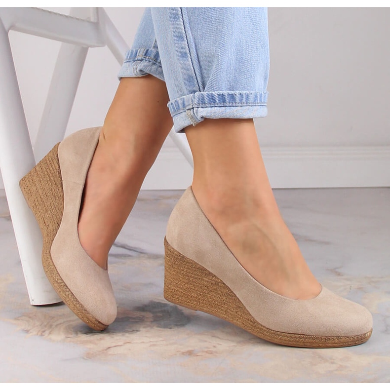 Kilpumpar i beige mocka för kvinnor Potocki SZ12024 1