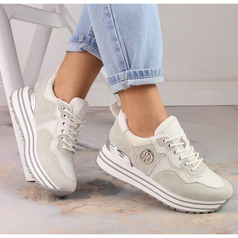 Damsportskor på plattformen vita Potocki SZ12086 beige 1