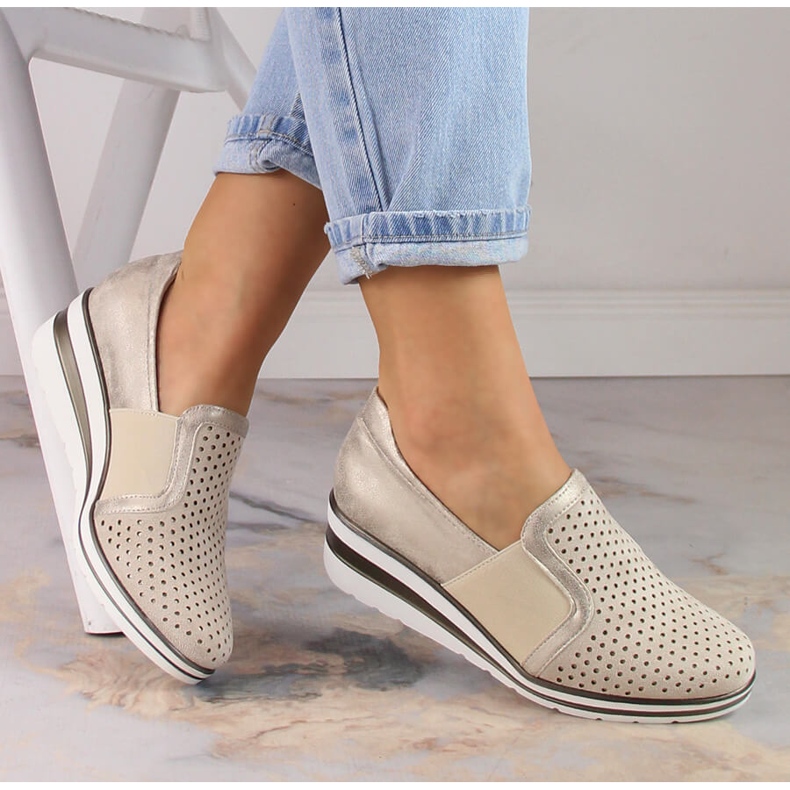 Damskor i guld genombrutna kil Jezzi MR1738-17 gyllene 1