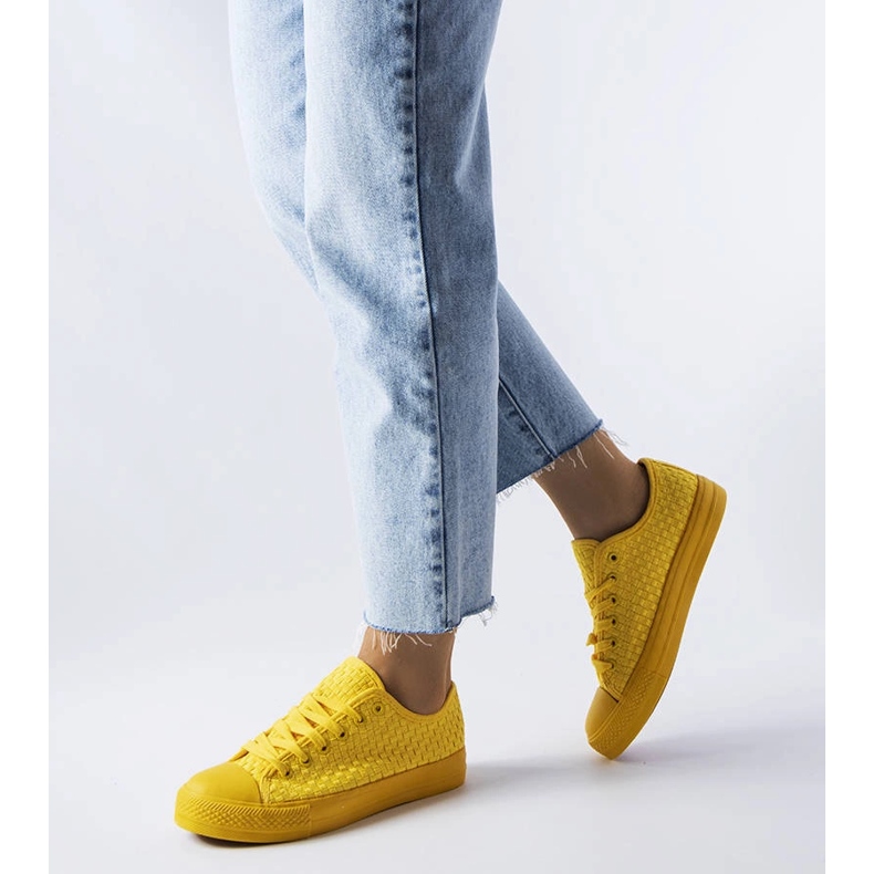 Gula sneakers i vävt tyg från Thibodeau 1