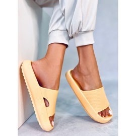 BM Yang Gula kuddtofflor 1