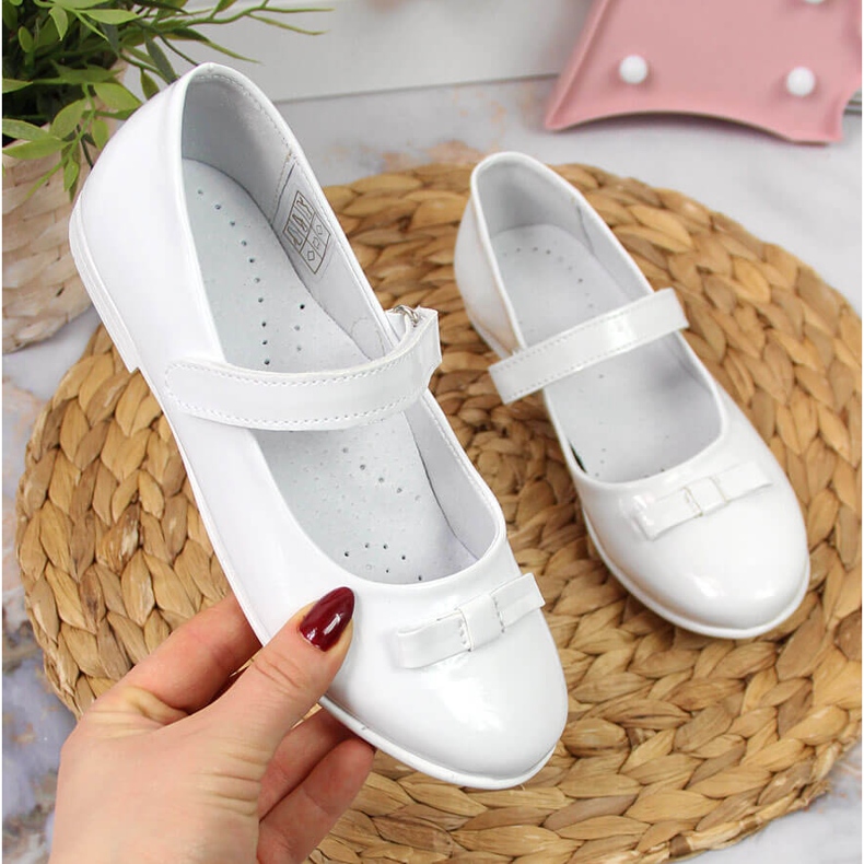 Flickor nattvardsballerinor med kardborre vit Kornecki 6493 1