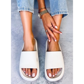 BM Yang White kuddtofflor vit 1