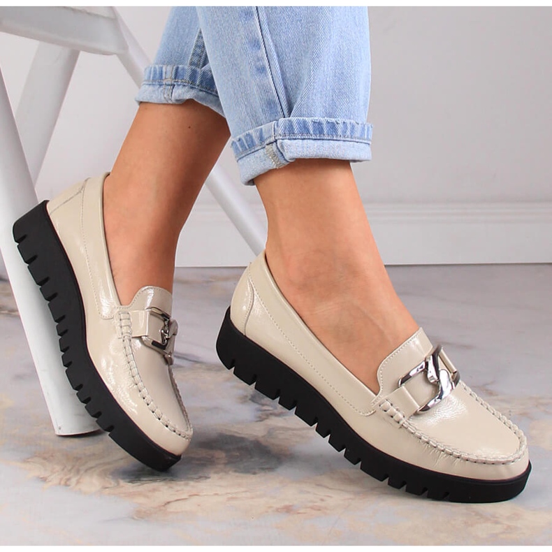 Kvinnors beigelackade mockasiner på plattformen Sergio Leone MK757 1