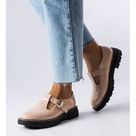 PA1 Beigelackade skor från Vaden 1